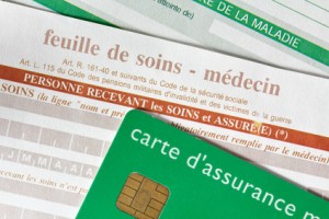 Feuille de soins avec carte assurance maladie en premier plan